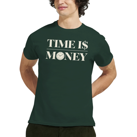 Modell i en mörkgrön t-shirt med texten Time is Money och en klocka i bokstaven O.
