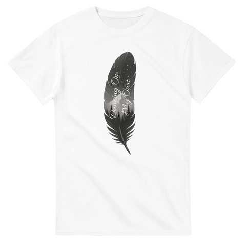 Vit t-shirt med grafiskt fjädermotiv och texten Dancing On My Own