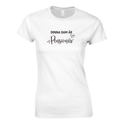 Denna dam är pensionär" text med hjärtan, svart på vit dam t-shirt.