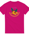 Färgglatt tryck med tropisk frukt och lekfull text på ceriserosa t-shirt