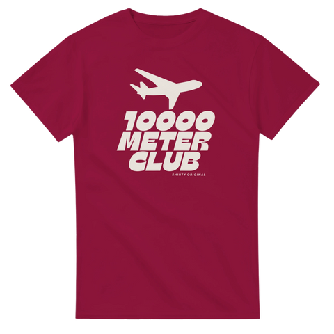 Flygplan och "10000 METER CLUB" i vitt på vinröd t-shirt.