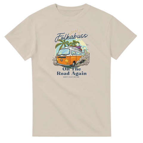 Retro roadtrip-motiv med texten Fölkabuss och On The Road Again – sandfärgad t-shirt