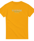 Sverige VM 2026-tryck i grått och blått på gul t-shirt.