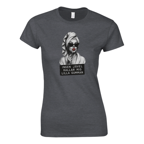 Kvinna med handduksturban, solglasögon, rött läppstift, cigarett & "Ingen jävel kallar mig lilla gumman" på grå t-shirt.