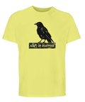 Svart korp med sliten text "ADAPT OR DISAPPEAR" på skylt, tryckt på en ljusgul ekologisk T-shirt.