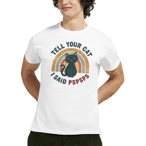 Svart tecknad katt med text "TELL YOUR CAT I SAID PSPSPS" på vit t-shirt, retro regnbågsdesign.