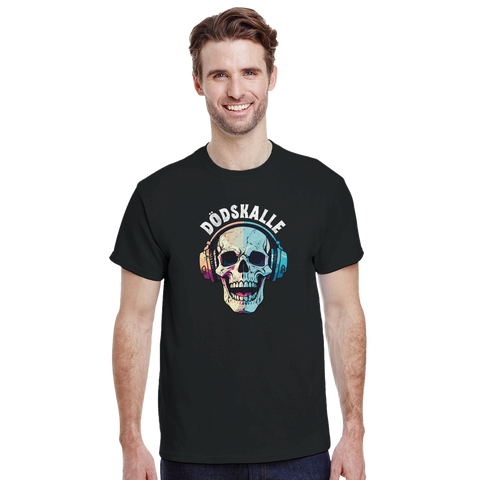 Man bär t-shirt med färgglad dödskalle och statement-design