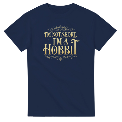 Mörkblå t-shirt med guldskrift och klassisk fantasy-estetik för boknördar