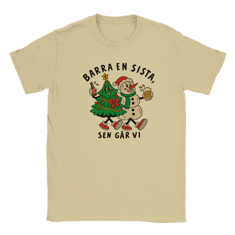 Beige t-shirt med en julgran och snögubbe som skålar och texten ”Barra en sista, sen går vi”.