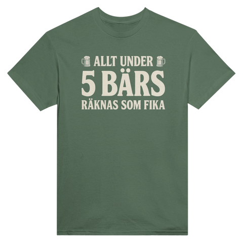 Grön t-shirt med texten Allt under 5 bärs räknas som fika.