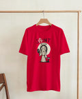 Alternativ design med kaxig karaktär och svart katt på röd t-shirt