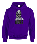 Marilyn Monroe-inspirerad kvinna med solglasögon och texten "Ingen jävel kallar mig lilla gumman" på lila hoodie.