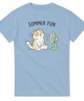 Lekfullt tryck med katt som svalkar sig – ljusblå t-shirt med text