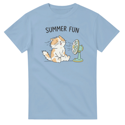 Lekfullt tryck med katt som svalkar sig – ljusblå t-shirt med text