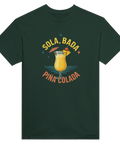 Gul "Sola, bada, Piña colada" text och cocktailglas med paraply på mörkgrön t-shirt.