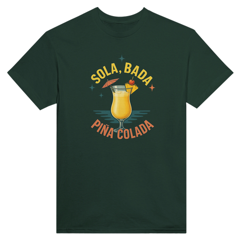 Gul "Sola, bada, Piña colada" text och cocktailglas med paraply på mörkgrön t-shirt.