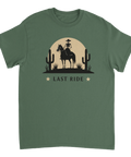 Retro silhuett av en ryttare i solnedgången på grön t-shirt