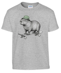 Gråmelerad barn-t-shirt med en kapybara i grön mössa på skateboard.