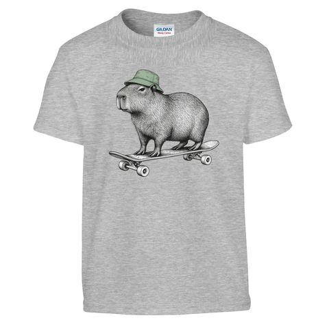 Gråmelerad barn-t-shirt med en kapybara i grön mössa på skateboard.