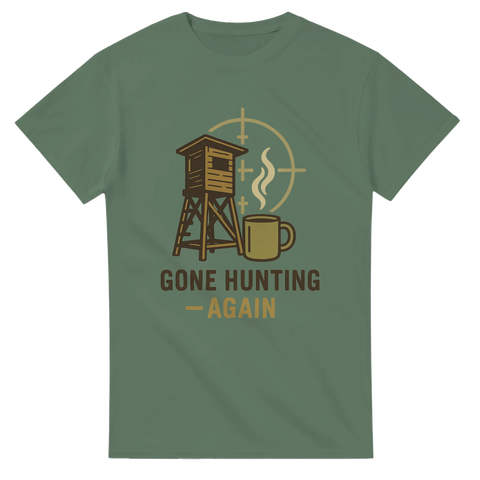 T-shirt med motiv av jakttorn, kaffemugg och texten Gone Hunting Again – perfekt för jägare och friluftsentusiaster