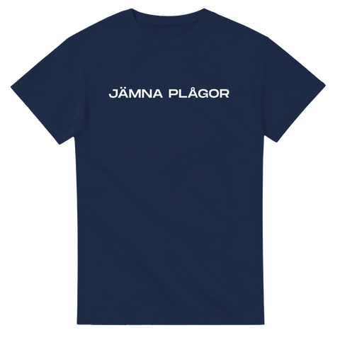 Grafisk t-shirt med vit text Jämna Plågor på marinblå bakgrund