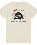 Trött tvättbjörn med text "INTE LAT BARA JÄVLIGT TRÖTT" på gräddvit t-shirt.