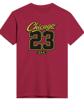 Chicago 23 U.S.A. texttryck i gult och svart på en vinröd t-shirt, sportig college-stil.
