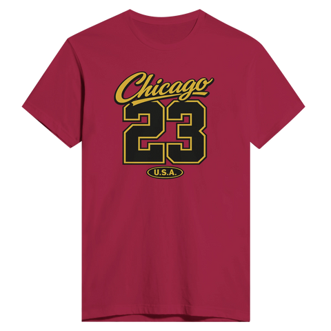 Chicago 23 U.S.A. texttryck i gult och svart på en vinröd t-shirt, sportig college-stil.
