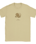 T-shirt med ironiskt budskap och grafiskt motiv i minimalistisk stil