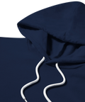 Närbild på mörkblå hoodie med vita dragskor och huva.