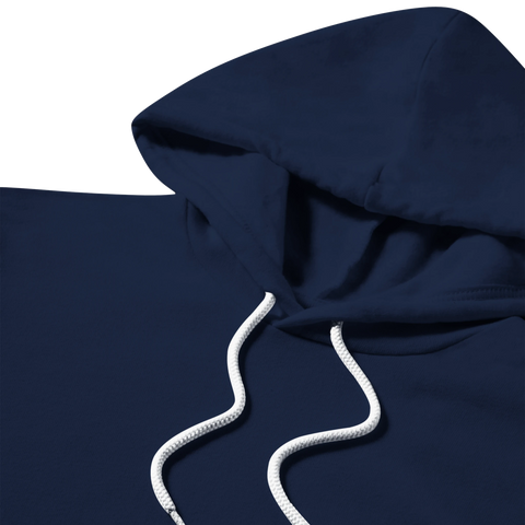 Närbild på mörkblå hoodie med vita dragskor och huva.