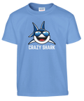 Tecknad haj med solglasögon och text "CRAZY SHARK" på ljusblå barntröja.