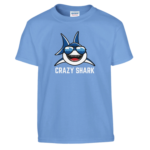 Tecknad haj med solglasögon och text "CRAZY SHARK" på ljusblå barntröja.