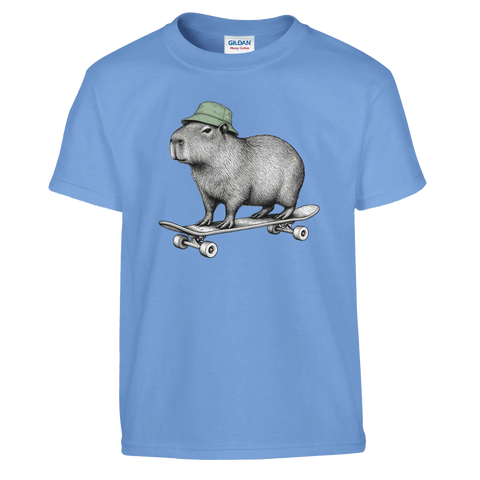 Blå barn-t-shirt med en kapybara i grön mössa på skateboard.