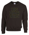 BIG DICK ENERGY" text i svart med guldram på mörkbrun sweatshirt.