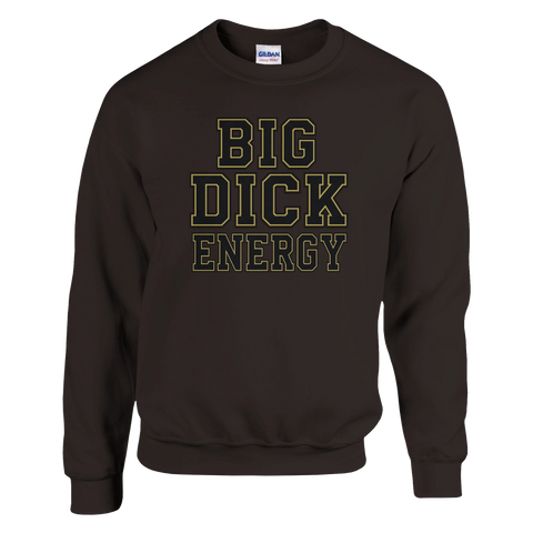 BIG DICK ENERGY" text i svart med guldram på mörkbrun sweatshirt.