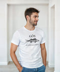 Detaljerad illustration av en gös med texten "GÖS SANDER LUCIOPERCA" på vit t-shirt.