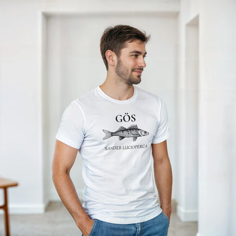 Detaljerad illustration av en gös med texten "GÖS SANDER LUCIOPERCA" på vit t-shirt.