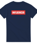 Sliten typografi med ordet Influencer i rött block – grafisk t-shirt