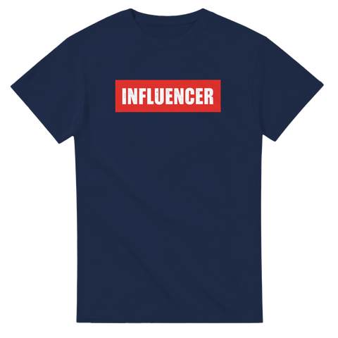 Sliten typografi med ordet Influencer i rött block – grafisk t-shirt