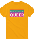Texten "LET ME BE PERFECTLY QUEER" med regnbågsfärger på en gul t-shirt.