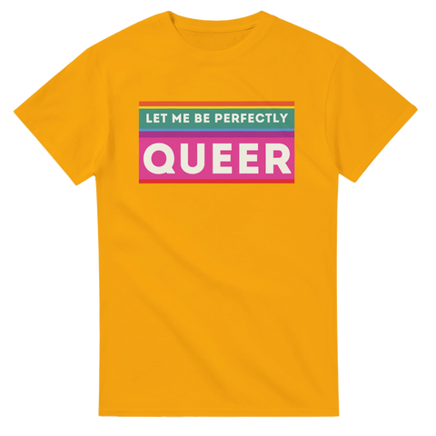 Texten "LET ME BE PERFECTLY QUEER" med regnbågsfärger på en gul t-shirt.
