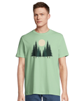 Skogsmotiv med måne på ljusgrön ekologisk t-shirt för herr.