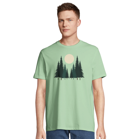 Skogsmotiv med måne på ljusgrön ekologisk t-shirt för herr.