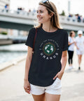 Livsstilsbild på kvinna bärande en t-shirt med satirisk miljöillustration