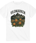 Klassisk naturdesign med texten Vildmarken och granskog – vintage t-shirt