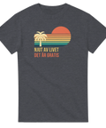 Retro solnedgång med palm och text "Njut av livet det är gratis" på grå t-shirt.