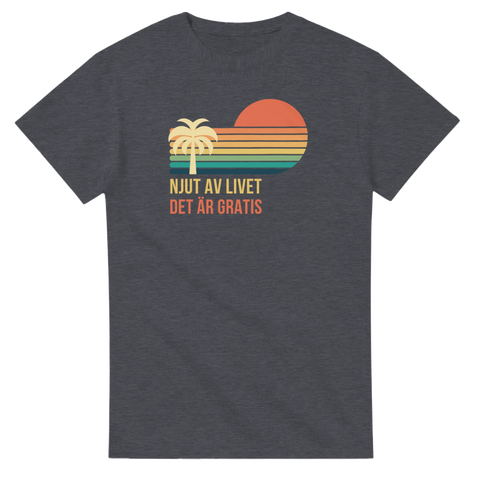 Retro solnedgång med palm och text "Njut av livet det är gratis" på grå t-shirt.
