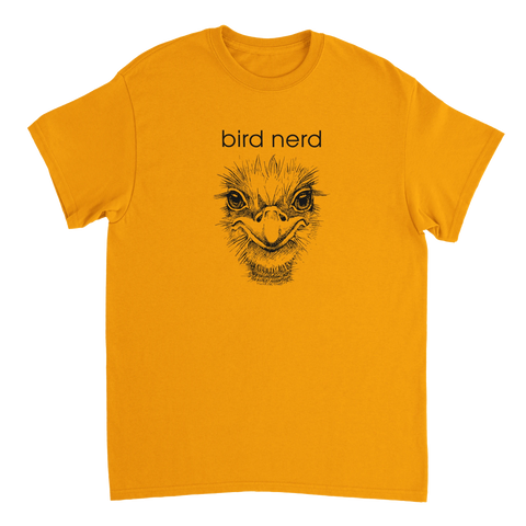 Skissad strutsansikte med text "bird nerd" på gul t-shirt.