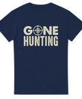 Marinblå t-shirt med texten Gone Hunting och kikarsikte i beige
